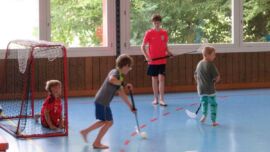 Sporttag: Die Schülerinnen und Schüler am Unihockey spielen