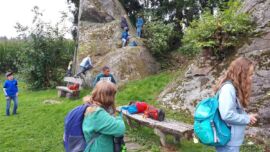 Die Mittelstufen-Klassen 4.-6. A und B beim "Grossi Flue"-Felsen in Steinhof beim Herbstbummel am Znüni essen